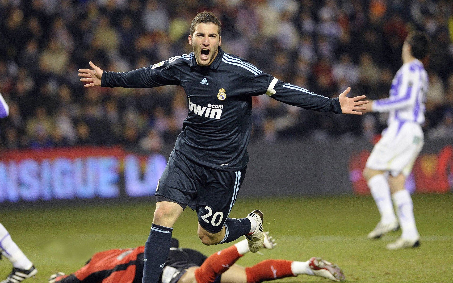 多国球队在赛场上一决高下，带来精彩瞬间